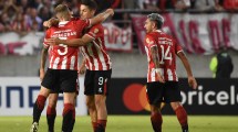 Imagen de Una de cal y una de arena: Estudiantes ganó en La Plata y Argentinos fue goleado de local