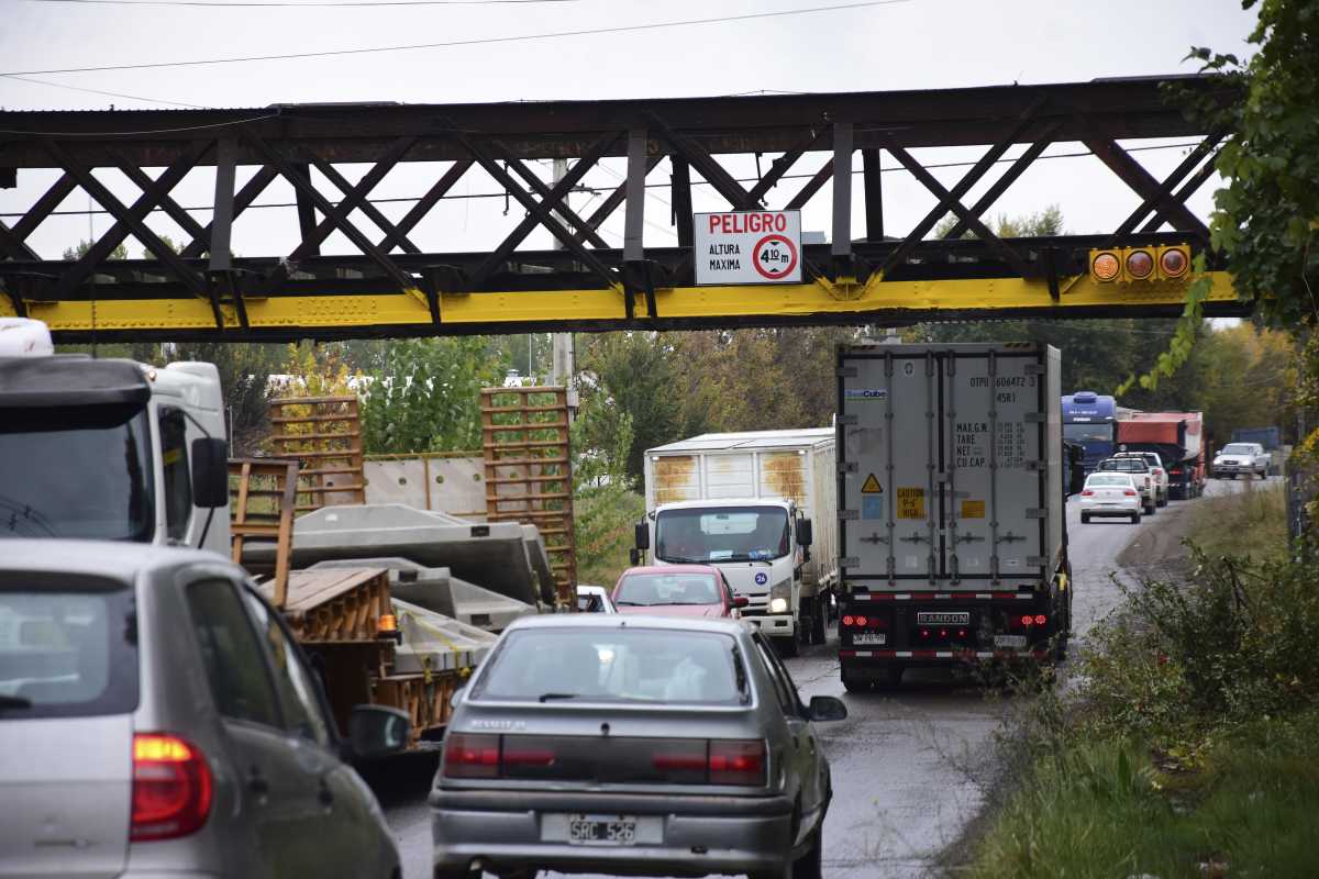 El municipio trabaja en un operativo de prevención en el puente ferroviario de Cipolletti. (Fotos: Cecilia Maletti) 