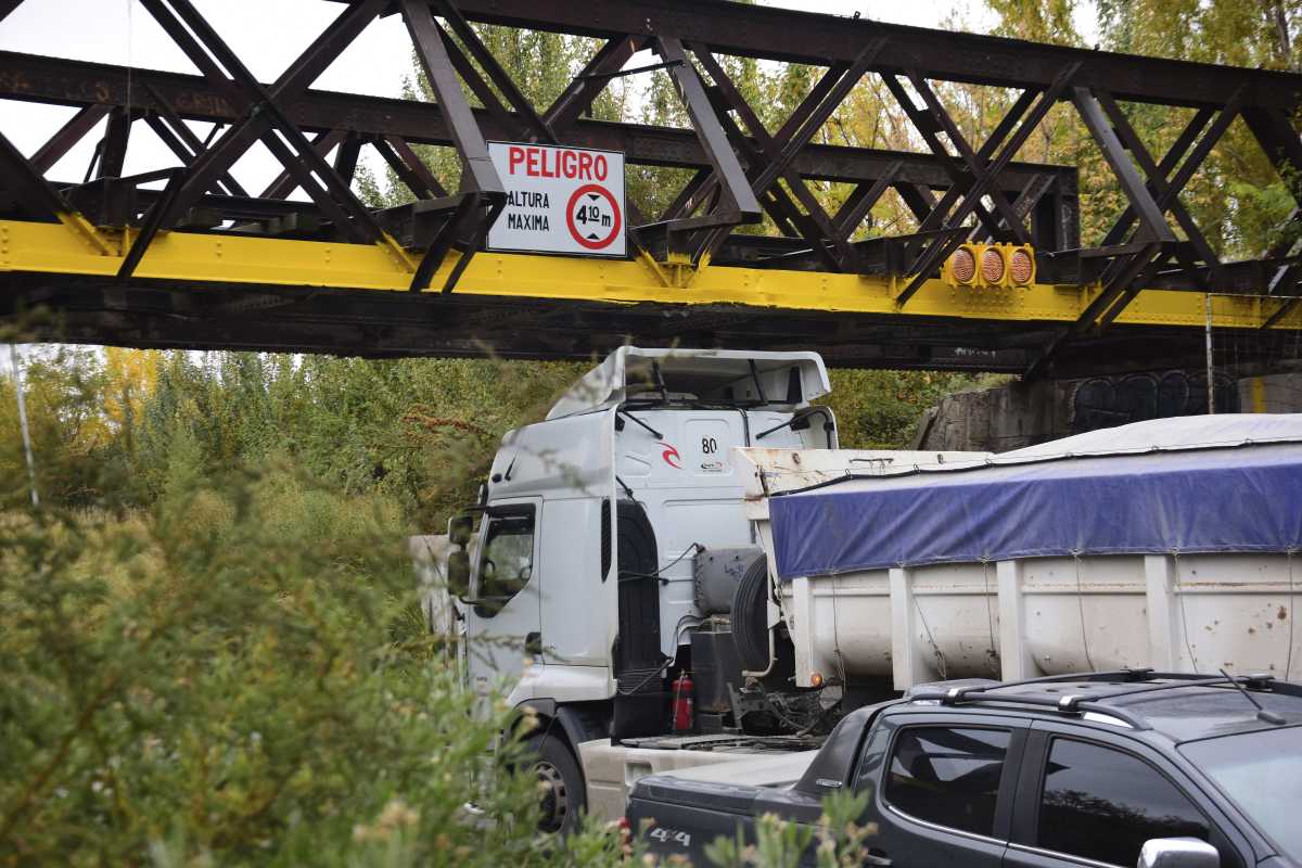 No respetaron la señalización del puente de Ruta 151 y pagaron unas multas millonarias, en Cipolletti. Foto: archivo