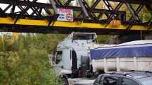 Imagen de Camioneros casi chocan el puente de la Ruta 151 y deberán pagar multas millonarias, en Cipolletti