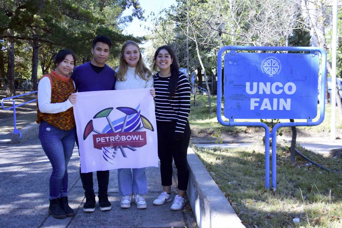 El equipo está conformado por tres alumnas y dos alumnos. Foto: Cecilia Maletti. 