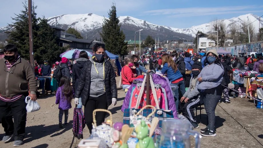 La feria de la calle Goedecke es la más tradicional y convocante de Bariloche (foto archivo)