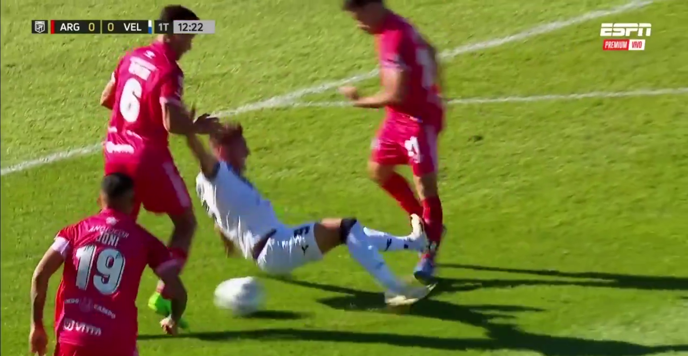 Braian Romero fue expulsado en la semifinal de Vélez - Argentinos Juniors.