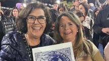 Imagen de Estampilla viral de la universidad pública: en Neuquén, Silvia Sapag posó con la suegra de la creadora