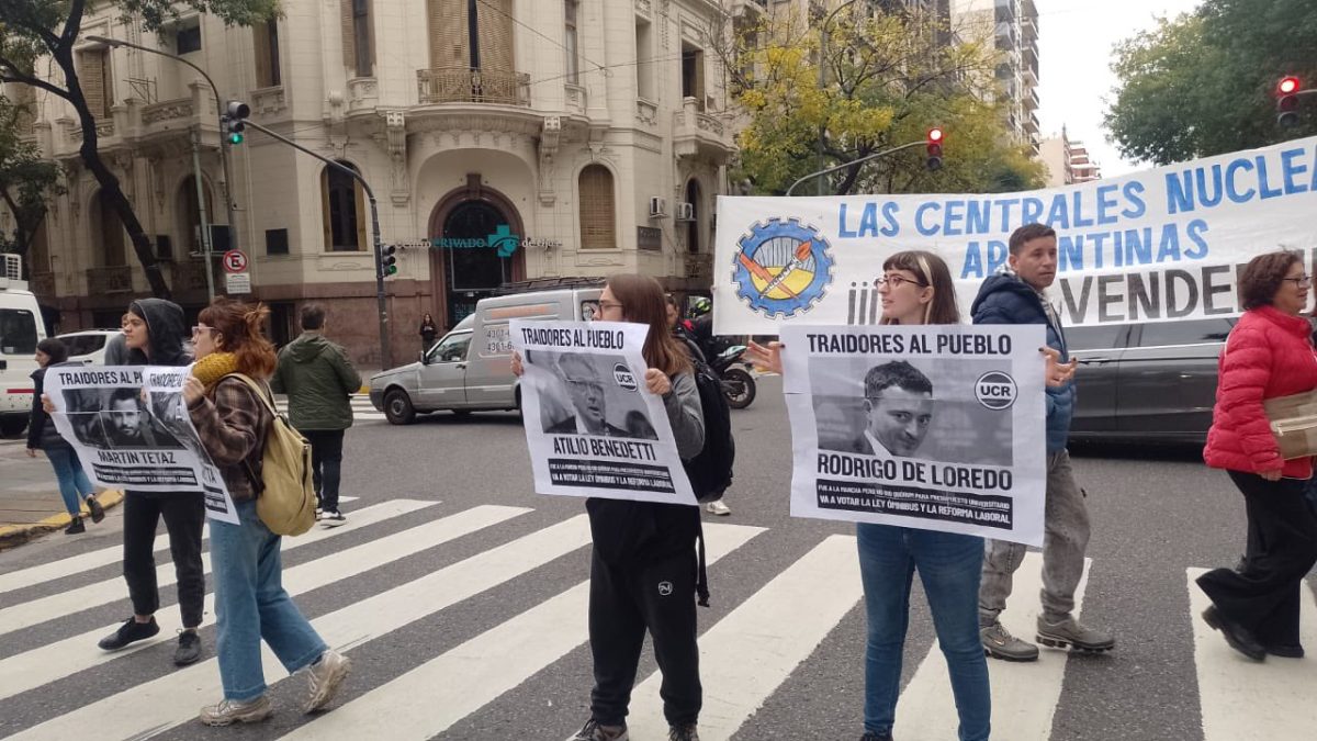 Mientras en Diputados se debatía la Ley Bases, afuera del Congreso se desarrollaron protestas. (Foto gentileza La Vaca Tuitera)