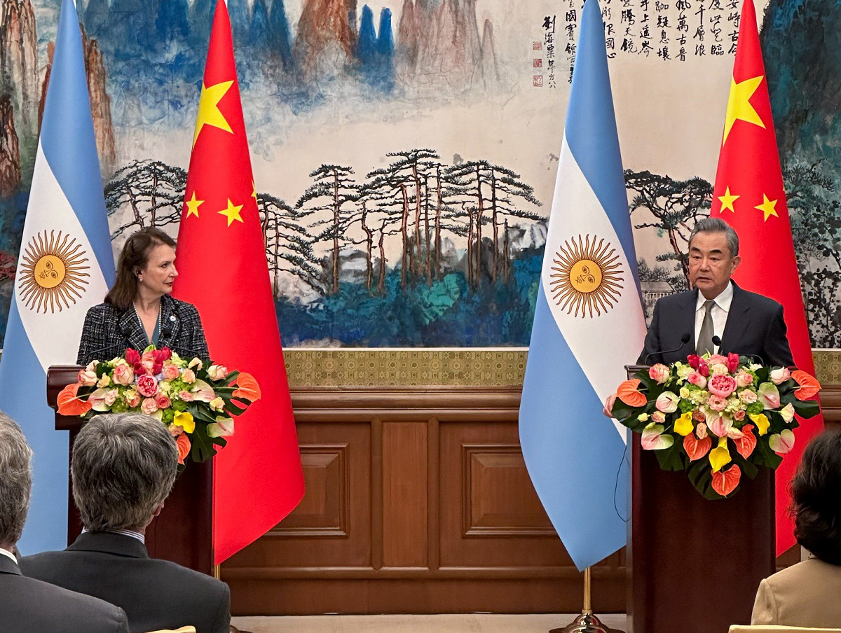 Diana Mondino se reunió con el canciller de China para fortalecer vínculos. 