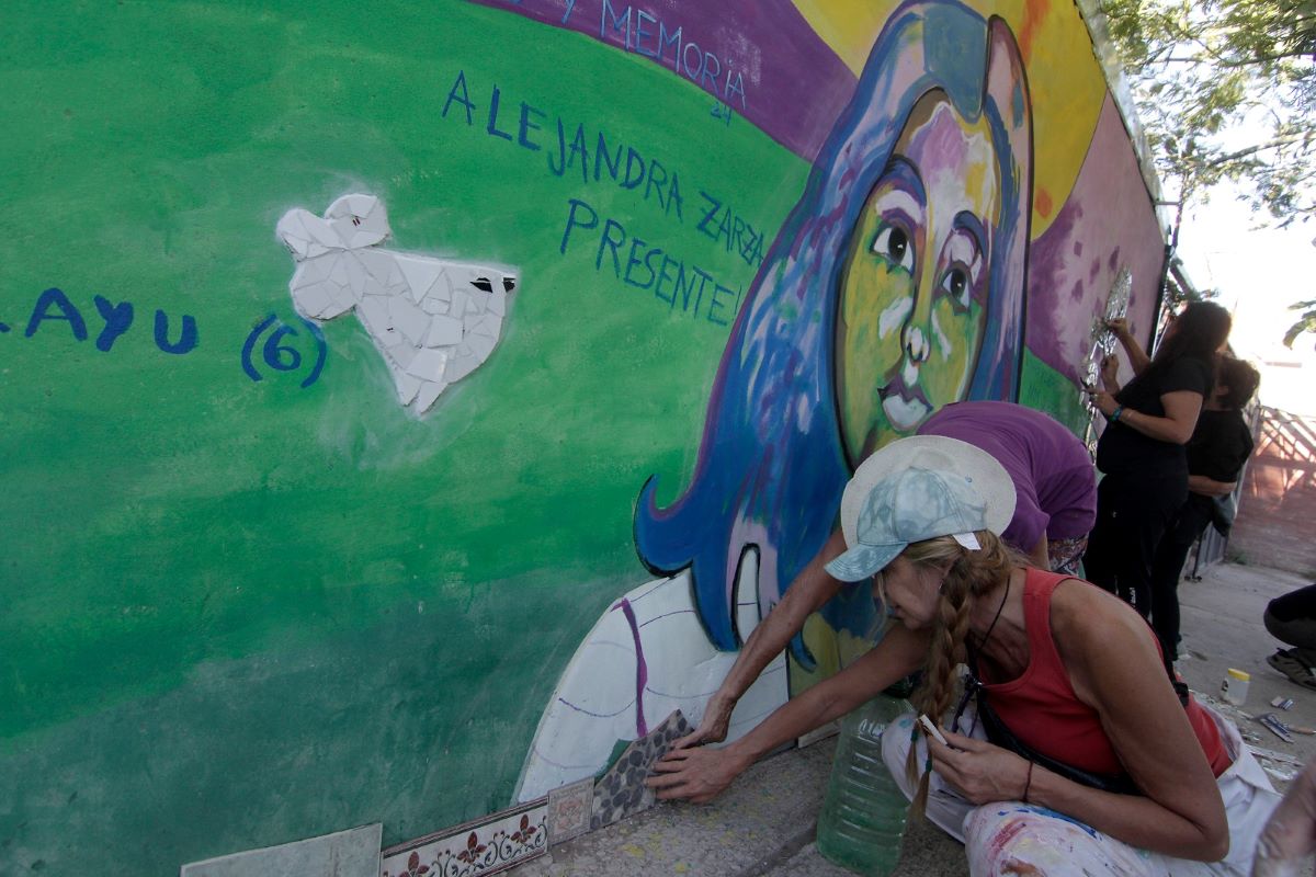 Arte callejero que interpela y homenajea a mujeres en Neuquén. Foto: Oscar Livera