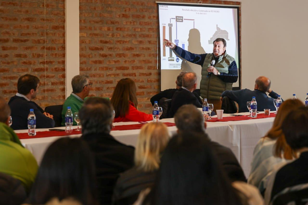 El gobernador Weretilneck encarga mediciones en forma constante. Ahora la mira está puesta en el vinculo con el presidente Milei.