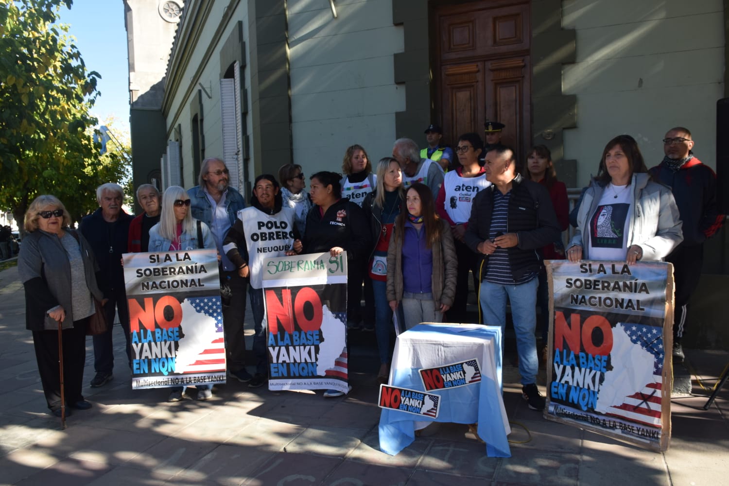 "Si a la soberanía nacional", manifestó la multisectorial en la conferencia en repudio a la estación china en Neuquén. Foto: Gentileza (Rocio Bascuñan)