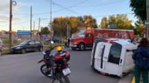 Imagen de Video | Chocó y volcó en una de las calles más transitadas de Neuquén