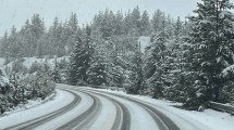 Imagen de Llegó la nieve a Bariloche y piden «extrema precaución» en la Ruta 40 y 23: cerraron el Paso Samoré