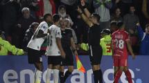 Imagen de Video | La insólita agresión de un jugador de Corinthians: empujó dos veces al línea y vio la roja