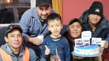 Imagen de Un regalo para Benjamín de Jacobacci: se hizo amigo de los trabajadores de recolección y ellos lo sorprendieron así