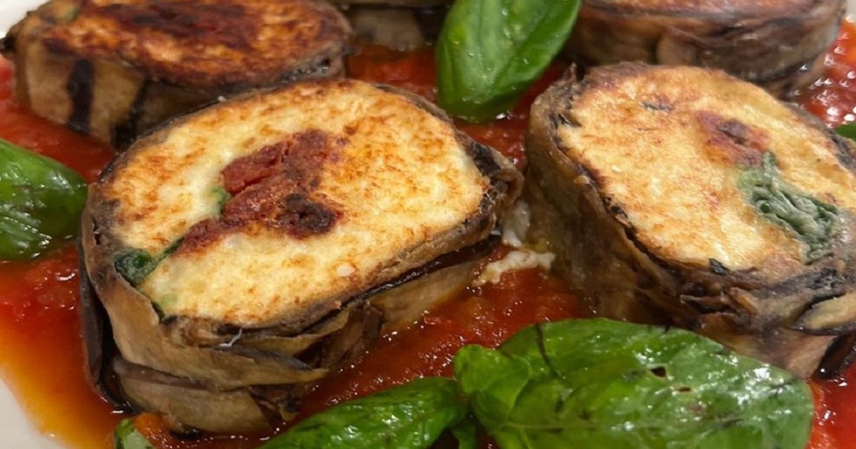 Warm eggplant roll with cream cheese and tomatoes, ideal for transferring the bread to the plate