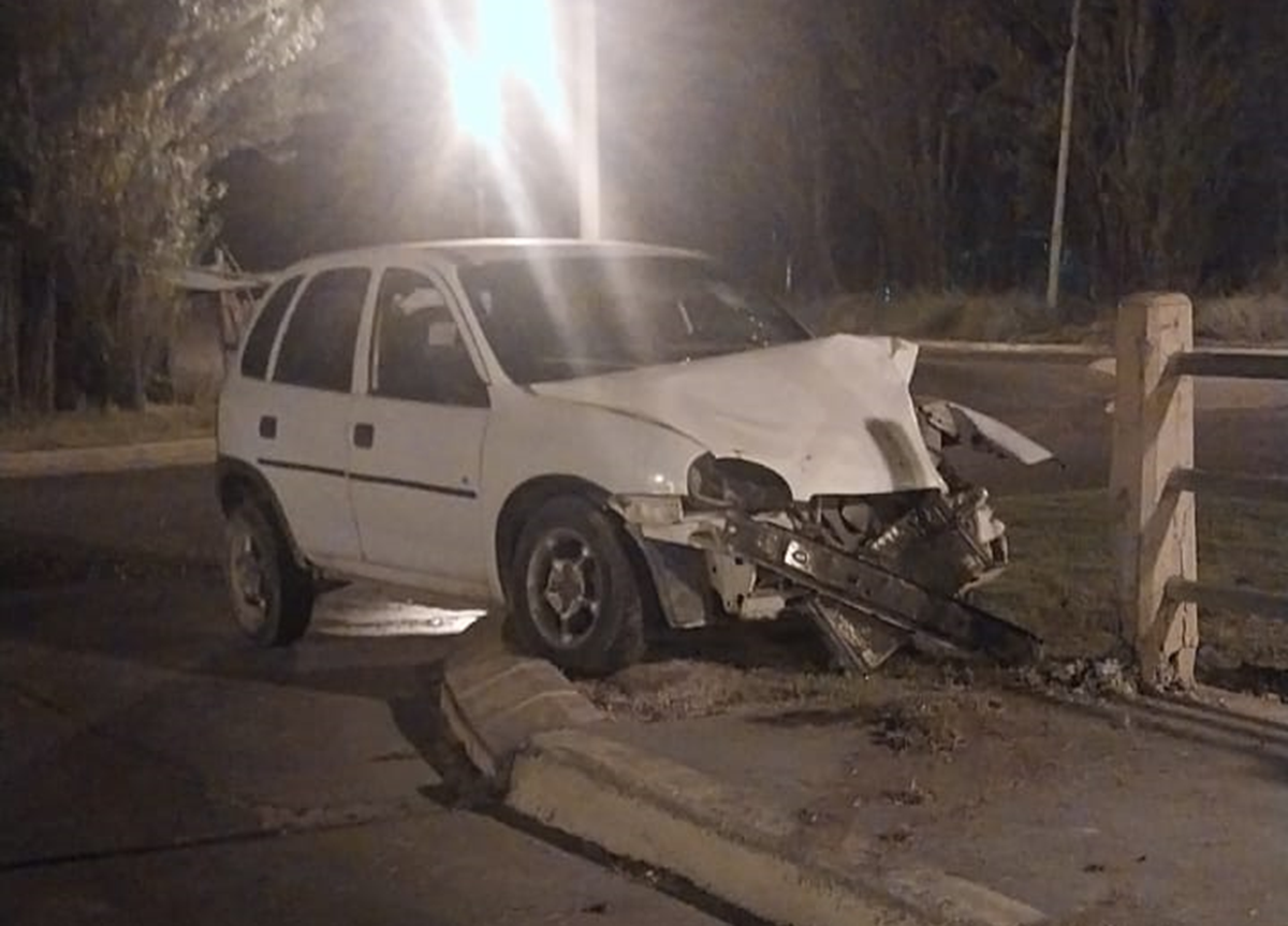 Chocó y abandonó el auto en Roca. Foto: gentileza