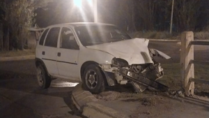 Insólito: chocó contra un puente en Roca y abandonó el auto