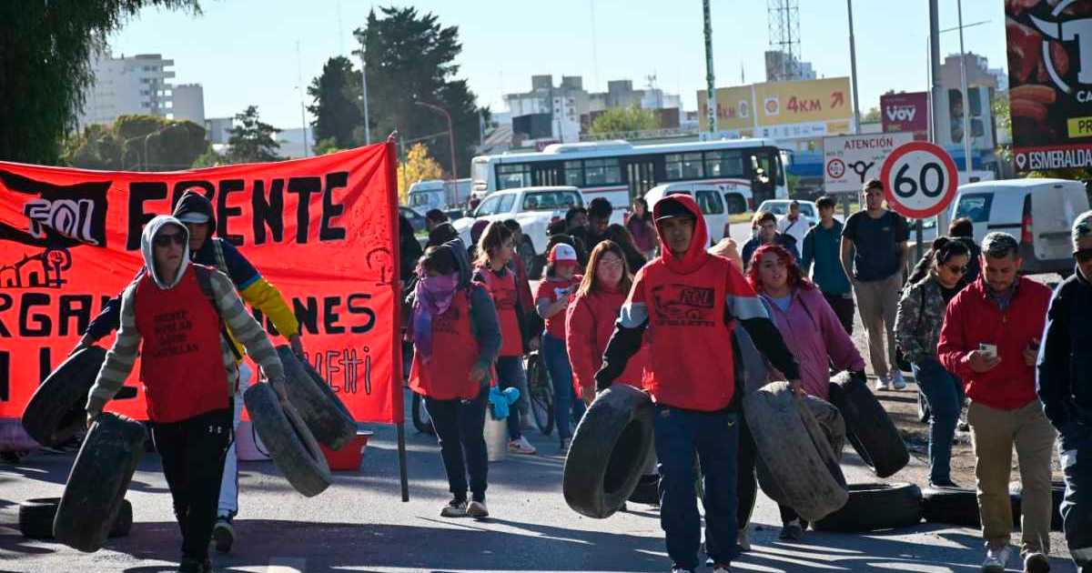 Marchas en los puentes carreteros y en el centro de Neuquén este miércoles: horarios, lugares y qué reclaman thumbnail
