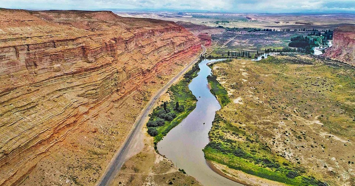 This route is a wonder to cross Patagonia from the sea to the mountain range in autumn