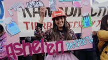 Imagen de Se recibió de ingeniera y lo festejó en la marcha universitaria de Trelew: «¡Me recibí!»