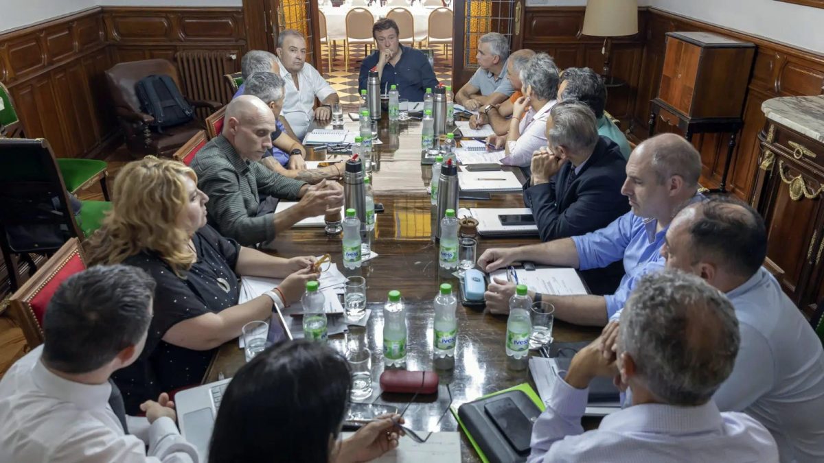 Weretilneck y su gabinete. El encuentro del lunes y martes será mucho más general, incluyendo también a legisladores. Foto Gentileza