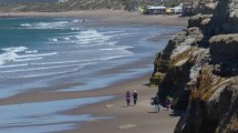 Imagen de ¿Playa en otoño? Si te gusta ver el mar con un cafecito y un suéter, viajá a Las Grutas y aprovechá estos combos