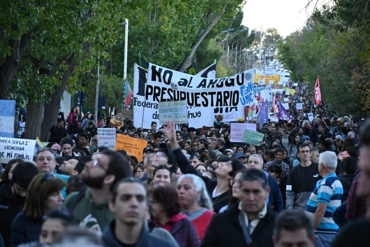 Docentes y nodocentes de la UNCo inician un paro de 48 horas en reclamo de una recomposición salarial urgente.