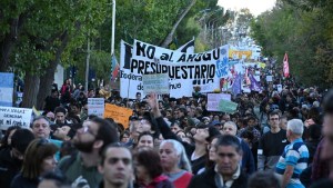 Paro universitario en Neuquén y Río Negro: qué reclaman los docentes y cómo impacta en la región