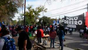 Video | Organizaciones contra la policía en Roca: intentaron llegar a un funcionario de Desarrollo Social