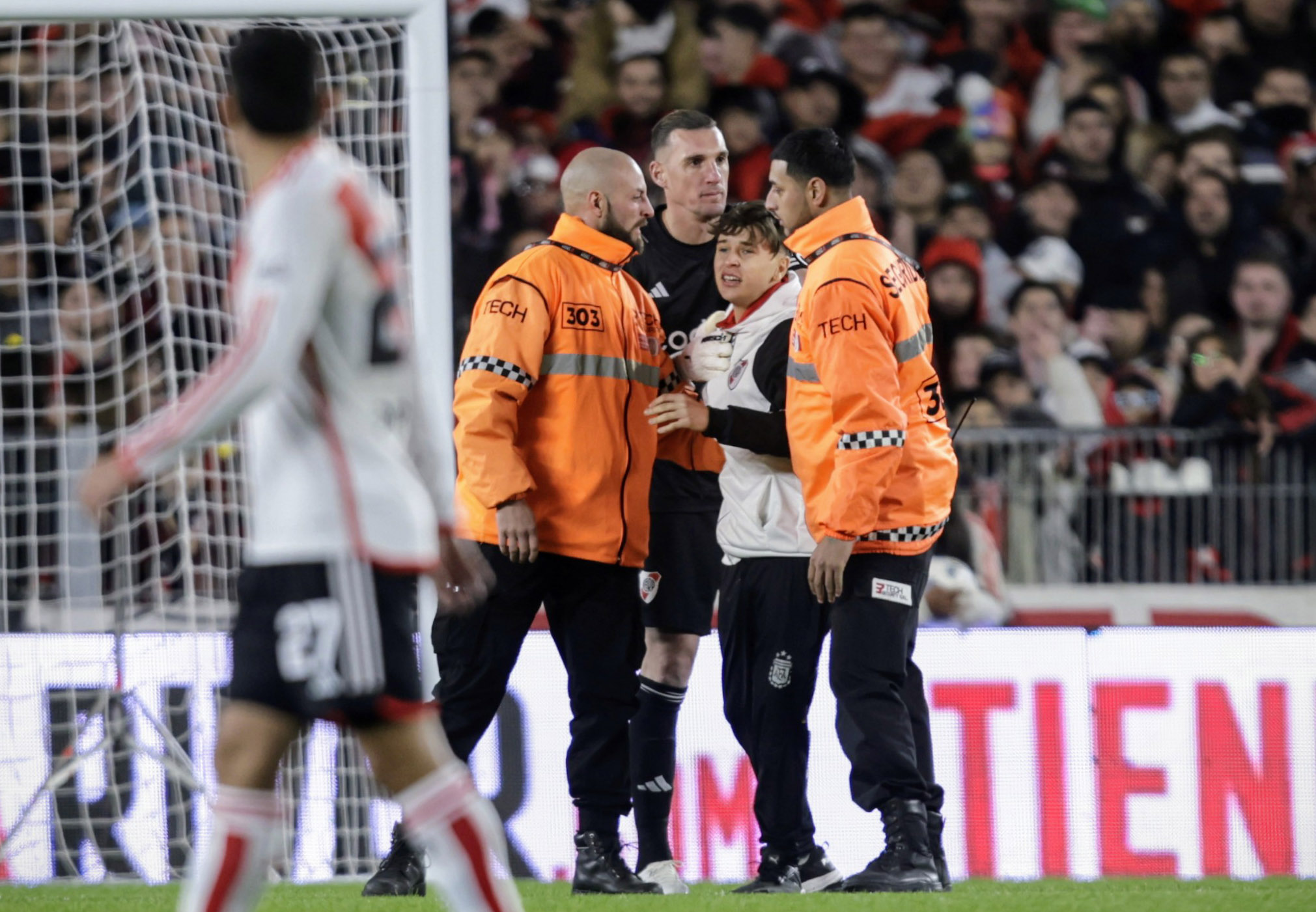 Un fanático invadió el campo de juego para abrazar a Franco Armani.