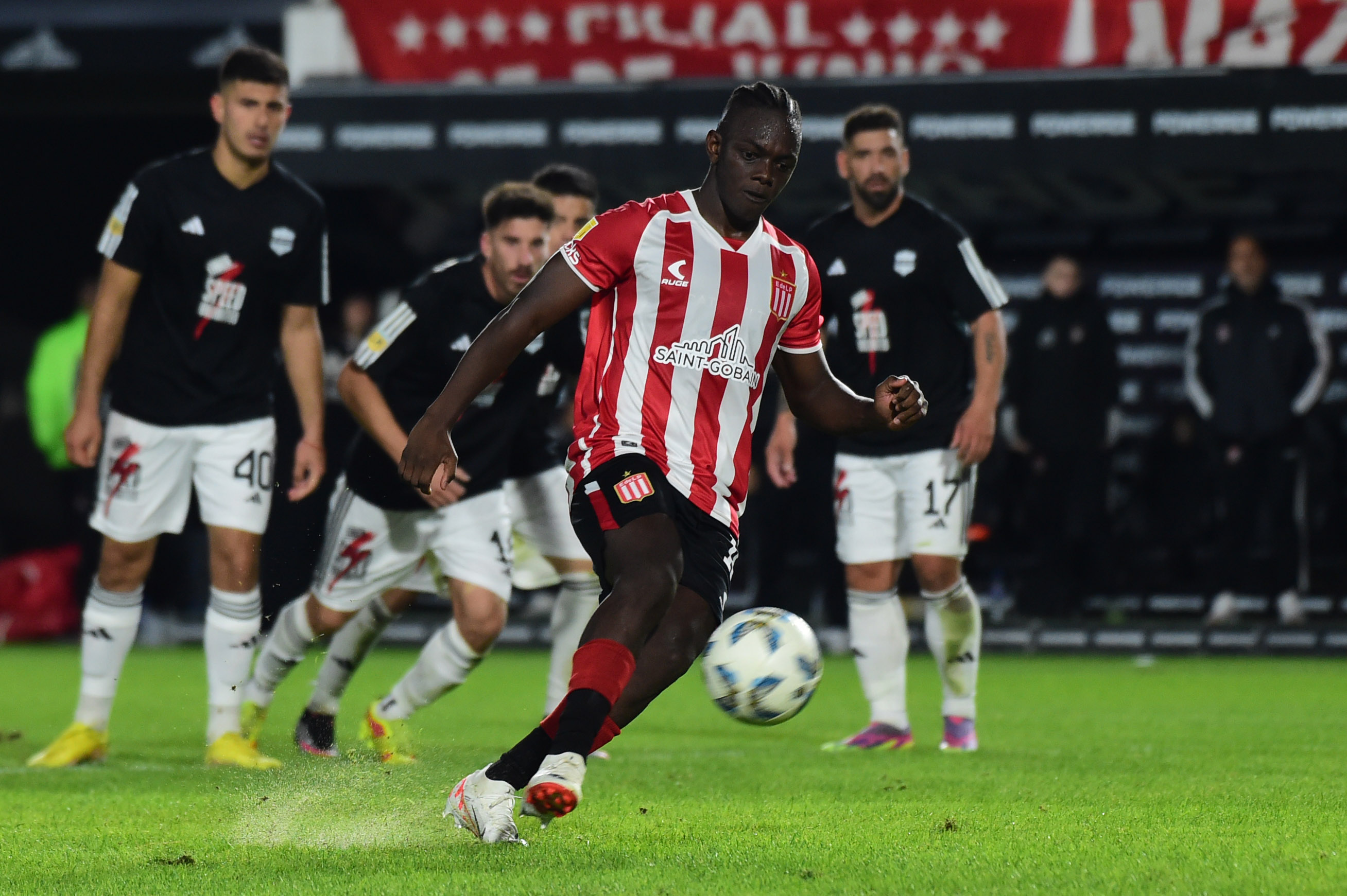 Estudiantes se impuso 2-0 ante Riestra.  (Foto: Ignacio Amiconi/Fotobaires).