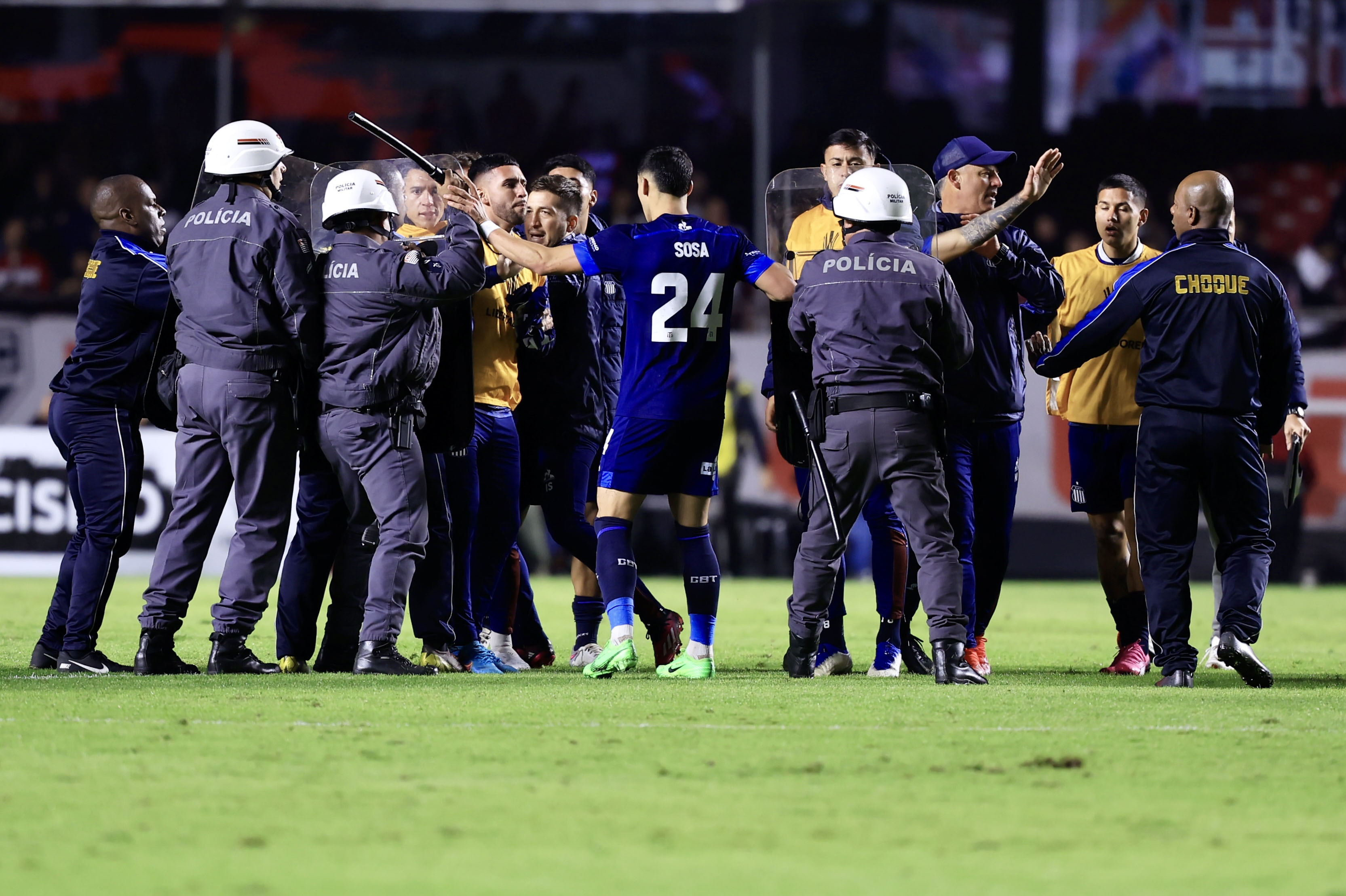 La policía de Brasil agredió a un jugador de Talleres. (Foto: Marcello Zambrana/AGIF)