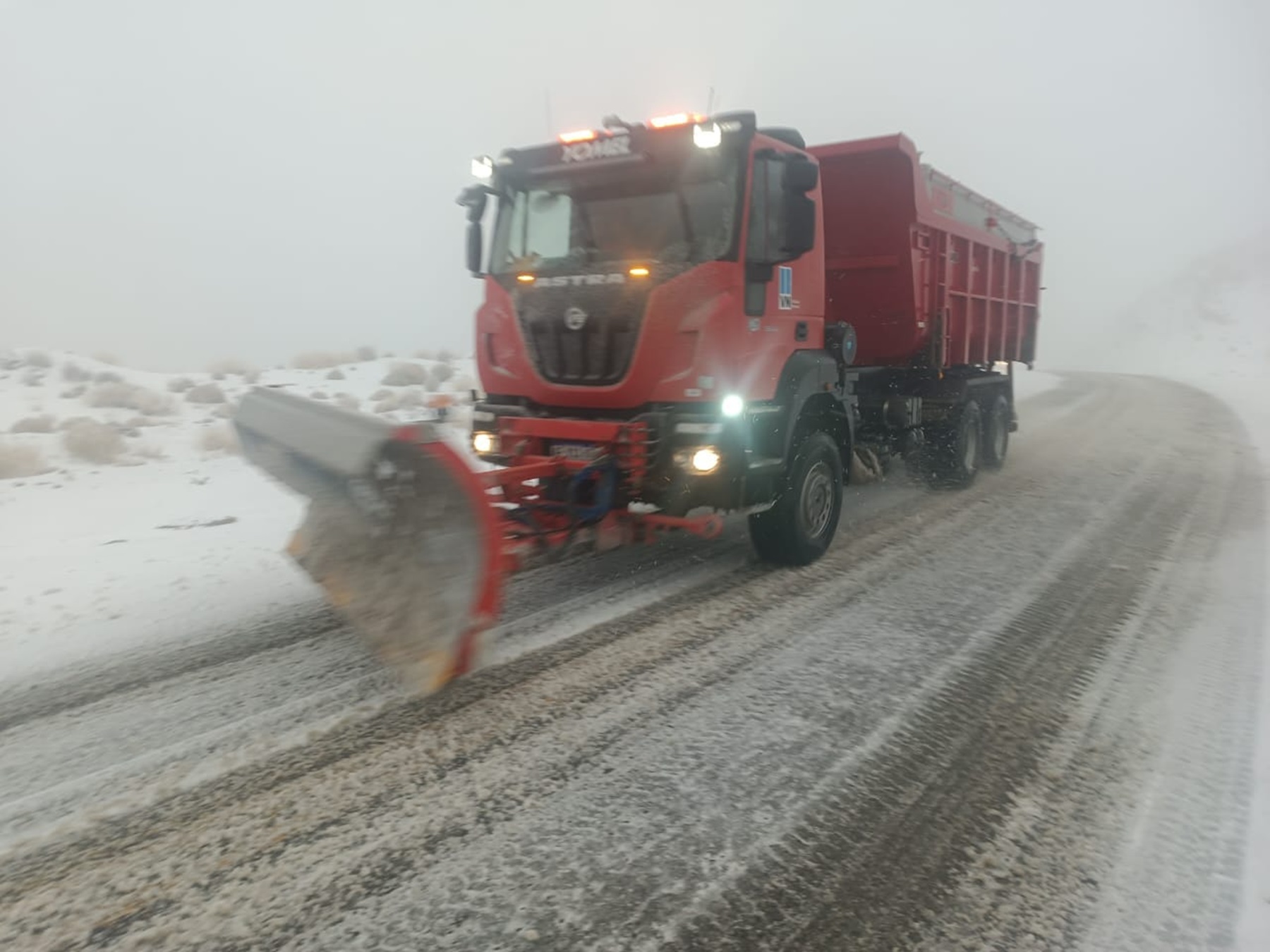 La nieve llegó al norte de Neuquén y personal vial trabaja intensamente liberando la Ruta 40