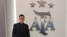 Imagen de Es de Roca y firmó su primer contrato profesional con AFA: quién es el árbitro Simón Laborda