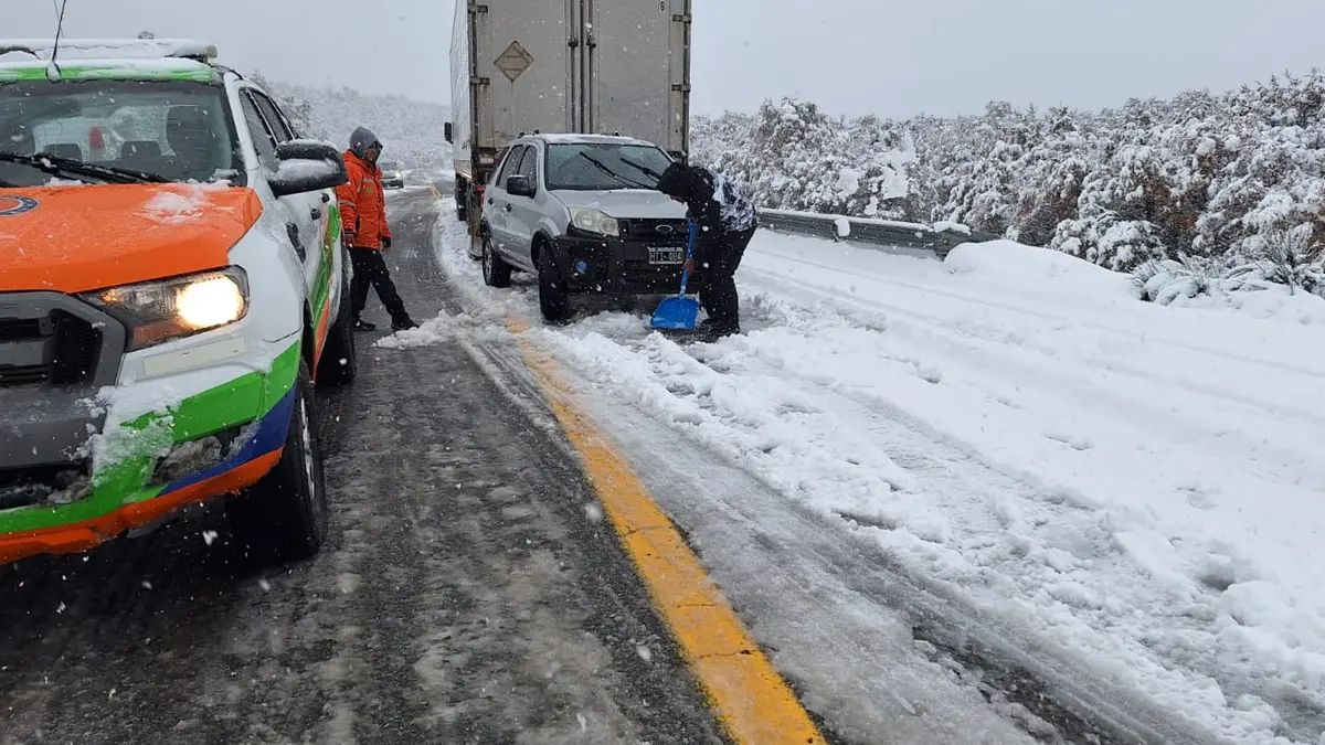 Protección Civil previene y asiste a las personas que transitan por la Ruta 40. Foto: Gobierno de Río Negro.