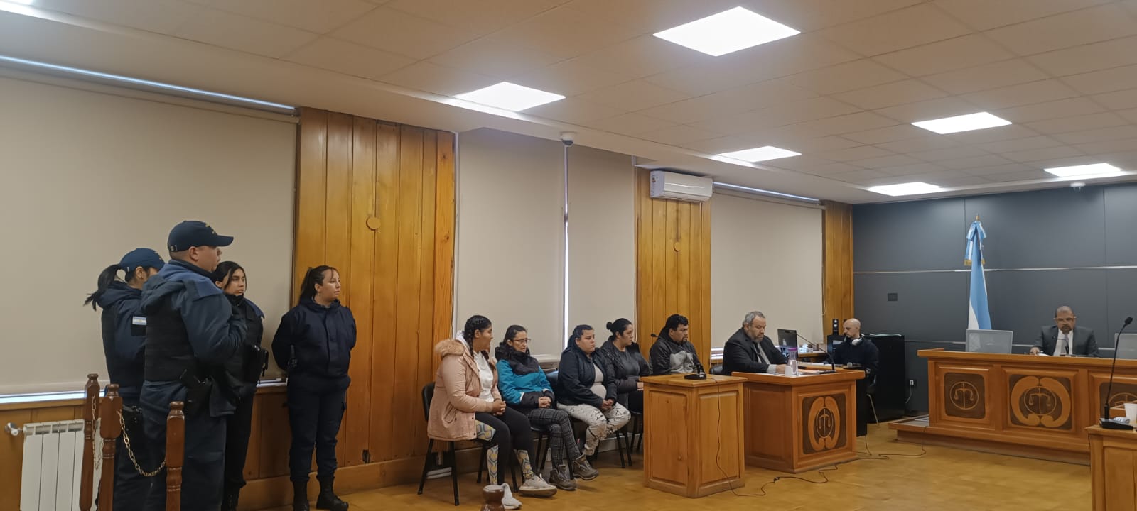 La audiencia de formulación de cargos contra cuatro mujeres y un varón se hizo este jueves en Bariloche. (foto gentileza Poder Judicial)