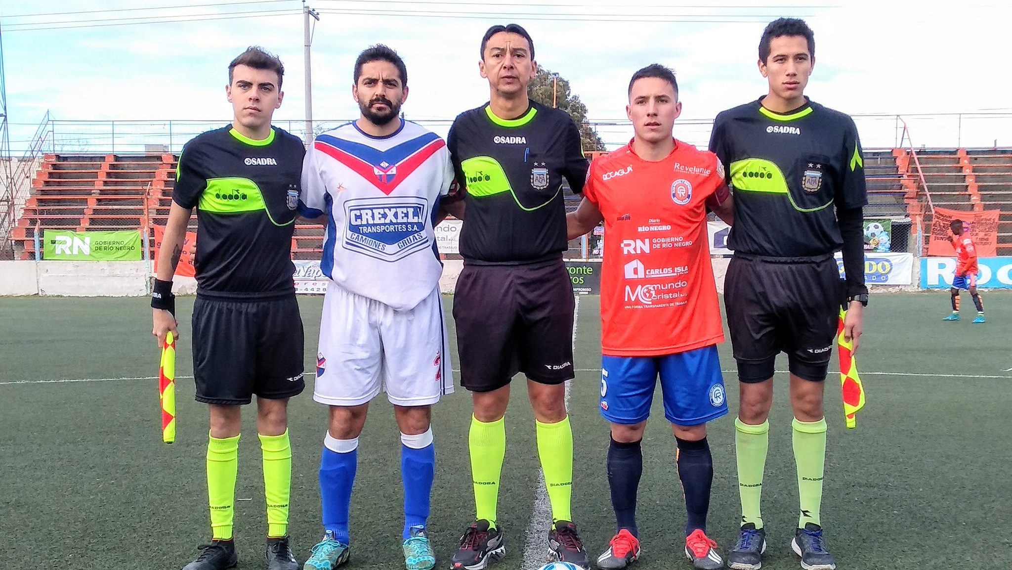 En sus inicios, Simón arbitró en la Liga Deportiva Confluencia. (Foto: Gentileza)