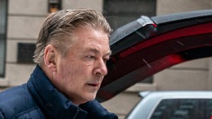 Juez denegó petición de Alec Baldwin de retirar la acusación por disparo en el rodaje de ‘Rust’