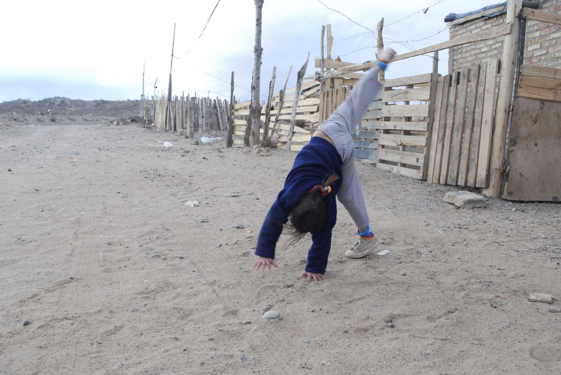 La ausencia de espacios de cuidado en la zona provoca que las infancias terminen en el complejo. Foto Cecilia Maletti.