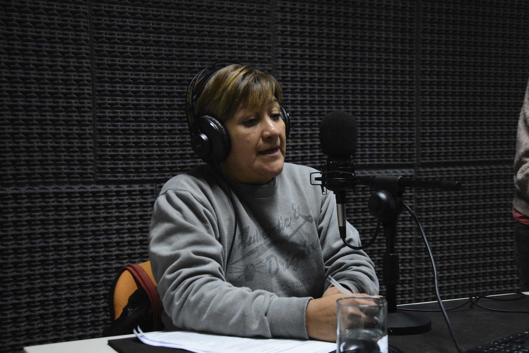 La madre de Matías Rosales, Carina Cheuquepan, visitó el estudio de RÍO NEGRO RADIO para renovar el pedido de justicia por el crimen de su hijo en Bolivia. (Foto: Cecilia Maletti).