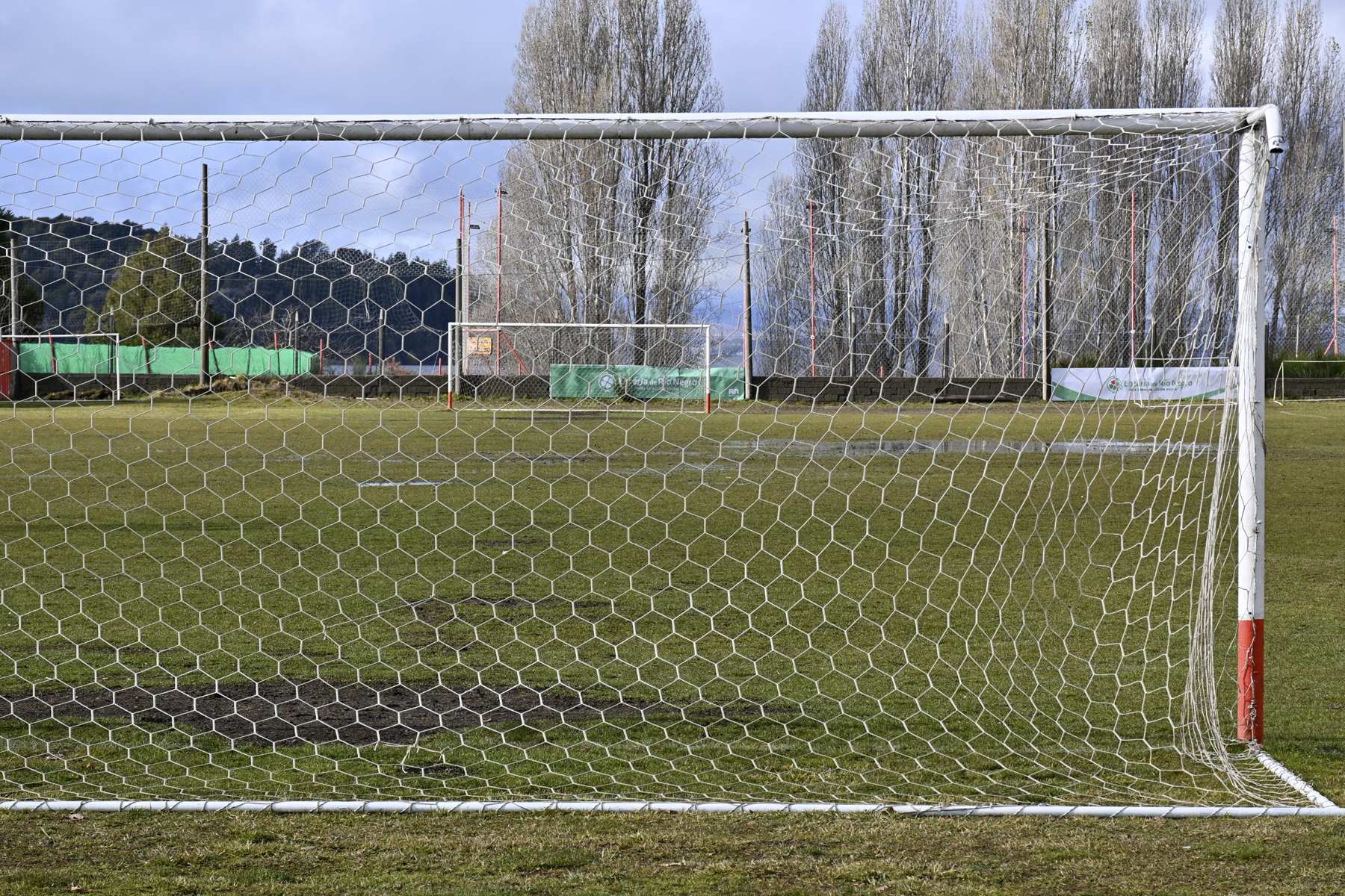 La cancha del club Puerto Moreno de Bariloche está en riesgo por un conflicto de tierras.  Foto: Chino Leiva