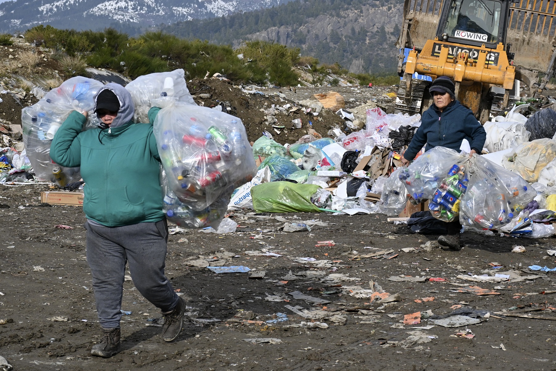 El basural recibe un mínimo de 150 toneladas diarias y es fuente de conflictos permanentes, y de quejas de los barrios vecinos. Foto: Chino Leiva