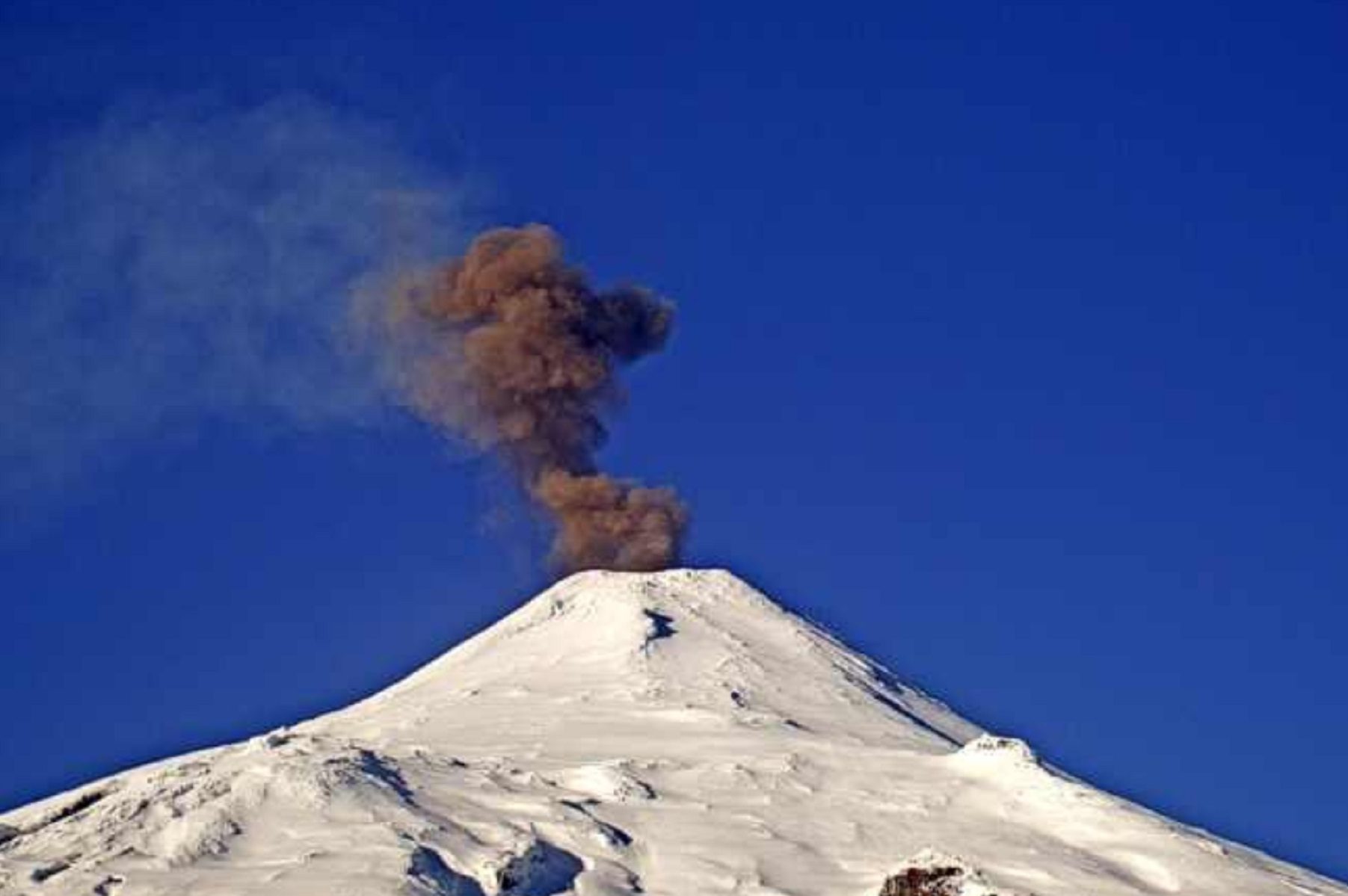 El volcán Villarrica emitió una columna de gases, pero aseguran que continúa bajo "alerta amarilla". Crédito Sernageomin. 