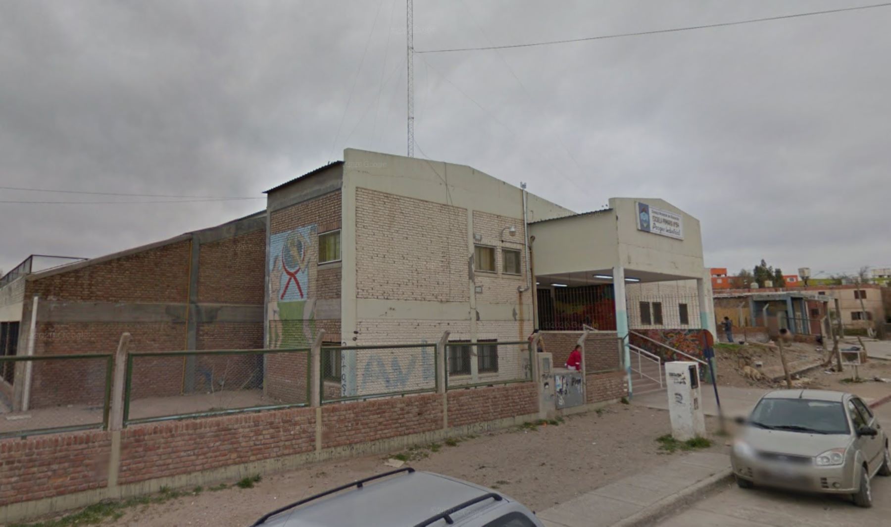 La Justicia de Neuquén investiga la denuncia contra un profesor de la Escuela 154. Foto: Captura Street View.