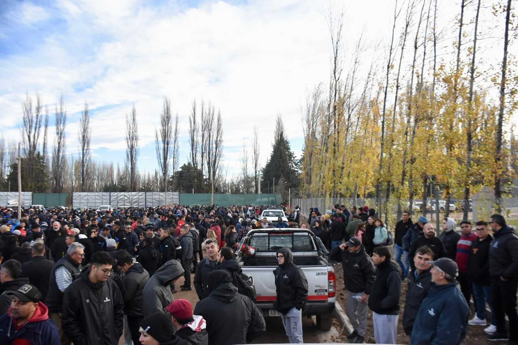 La despedida de Guillermo Pereyra es  masiva en Centenario. Petroleros dictó asueto por 48 horas. Foto: Matías Subat