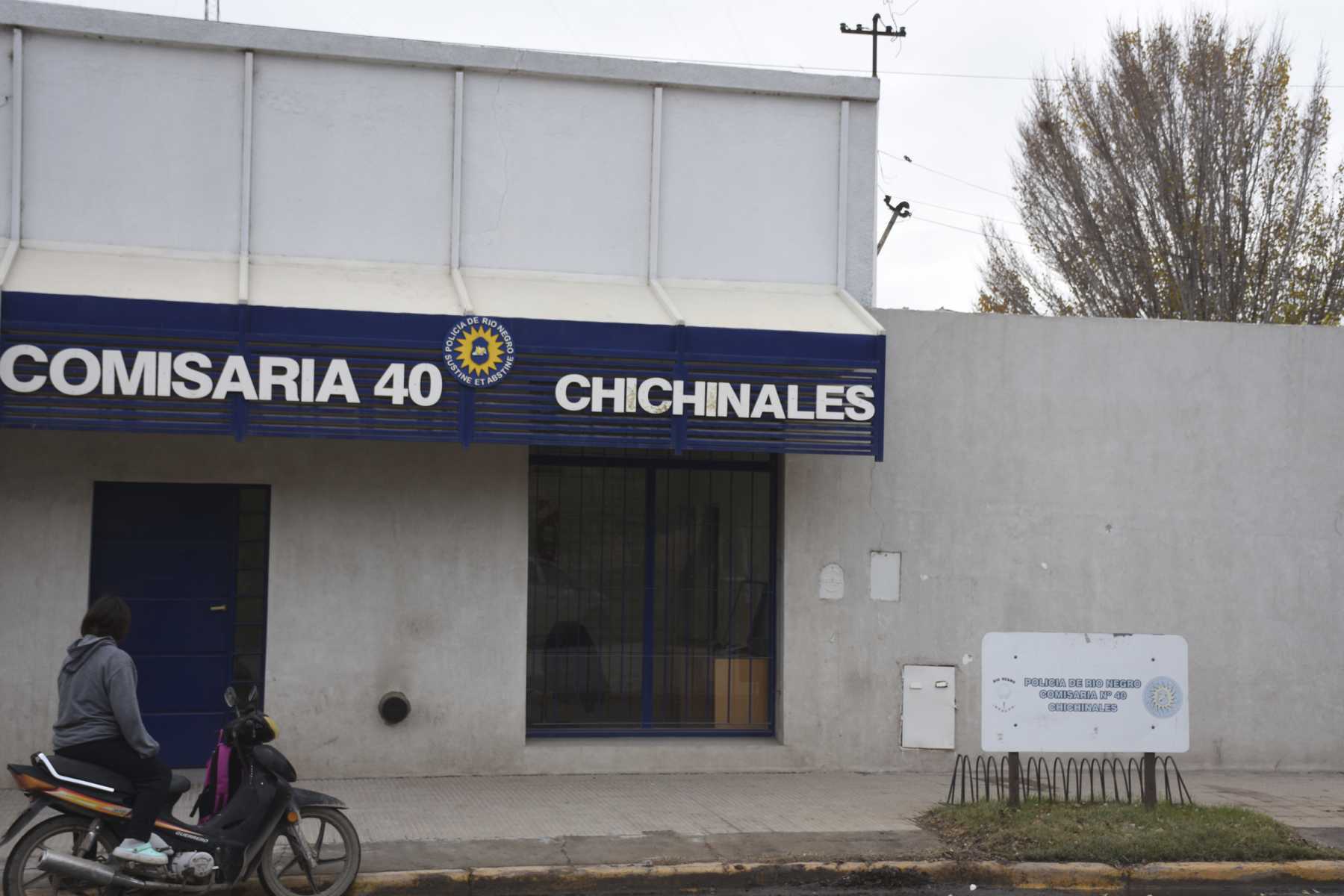 Uniformados de Chichinales y de la Brigada de Investigaciones intervienen en el hecho. Foto Juan Thomes