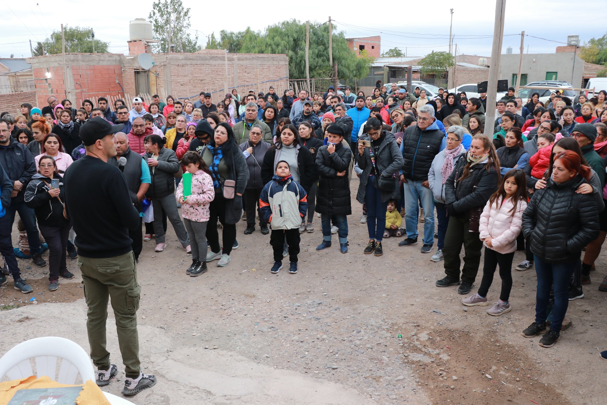 El intendente Esteban Cimolai explicó a los vecinos el alcance del plan de gas (foto facebook)