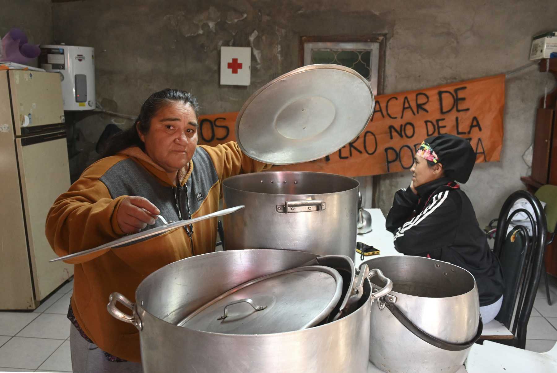 Ollas vacías por falta de insmos. Una postal que se repite en comedores y merenderos que deben cerrar. Foto: Florencia Salto.