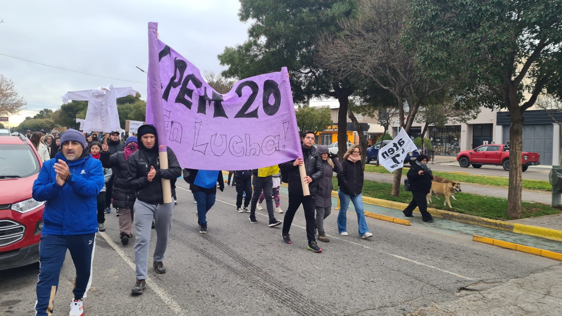 Recorrieron la avenida hasta la Defensoría de los Derechos de la Niñez y Adolescencia. (Foto: Andrea Vazquez)