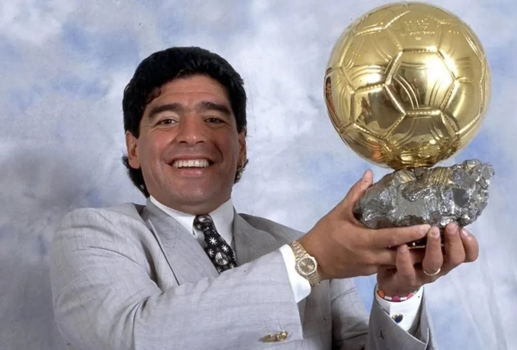 Maradona y el Balón de Oro que ganó en 1986 y fue robado de un banco en 1989.