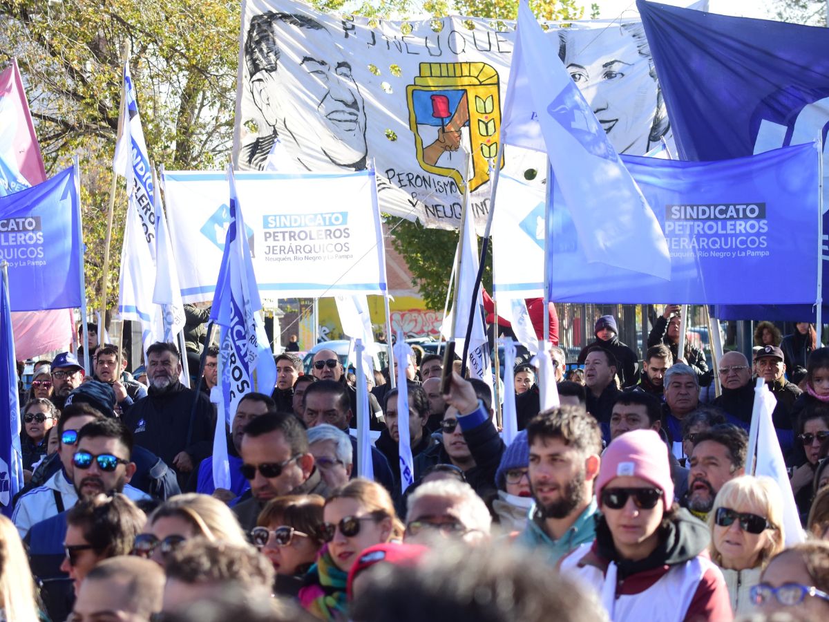 la Multisectorial de Neuquén convocó a otro acto en el monumento a San Martín a partir de las 10 (Foto: Cecilia Maletti)